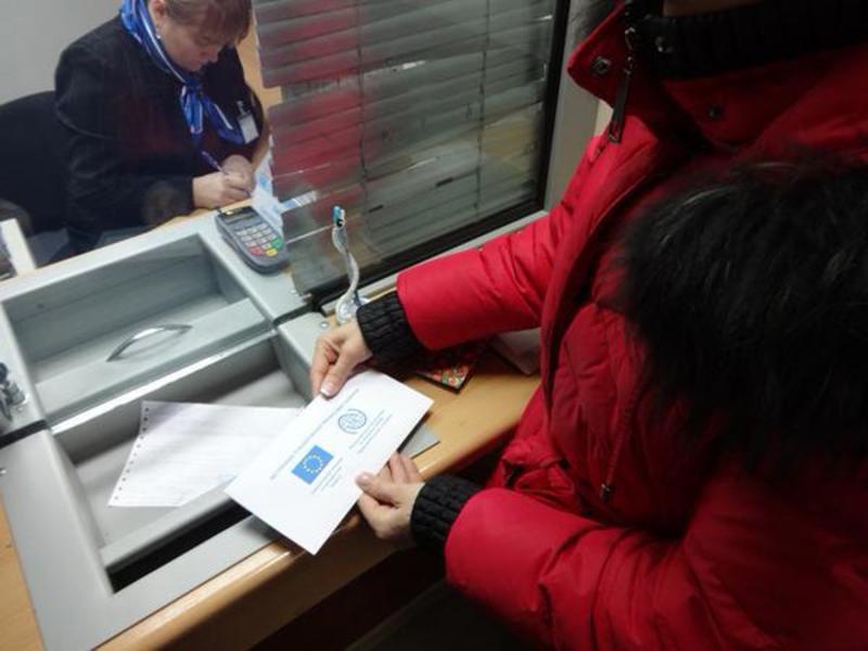 Біженці в Харкові отримали перші гроші від Євросоюзу