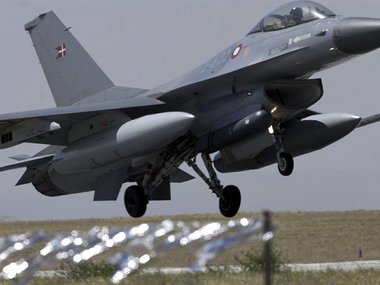 WSJ: США переорієнтують підготовку українських пілотів на F-16